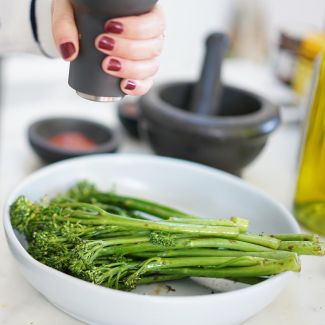 Bimi of stengelbroccoli is een heerlijke groente die je zelf heel eenvoudig kunt kweken in de moestuin,