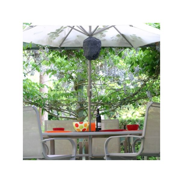 Waspinator boven een tuintafel